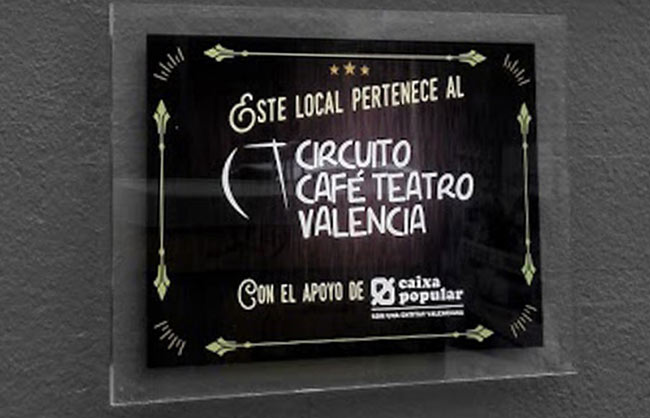 Placa de Fachada pared del Circuito Café Teatro, actuaciones de humor patrocinadas por Caixa Popular. 
